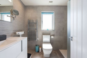 Family shower room- click for photo gallery